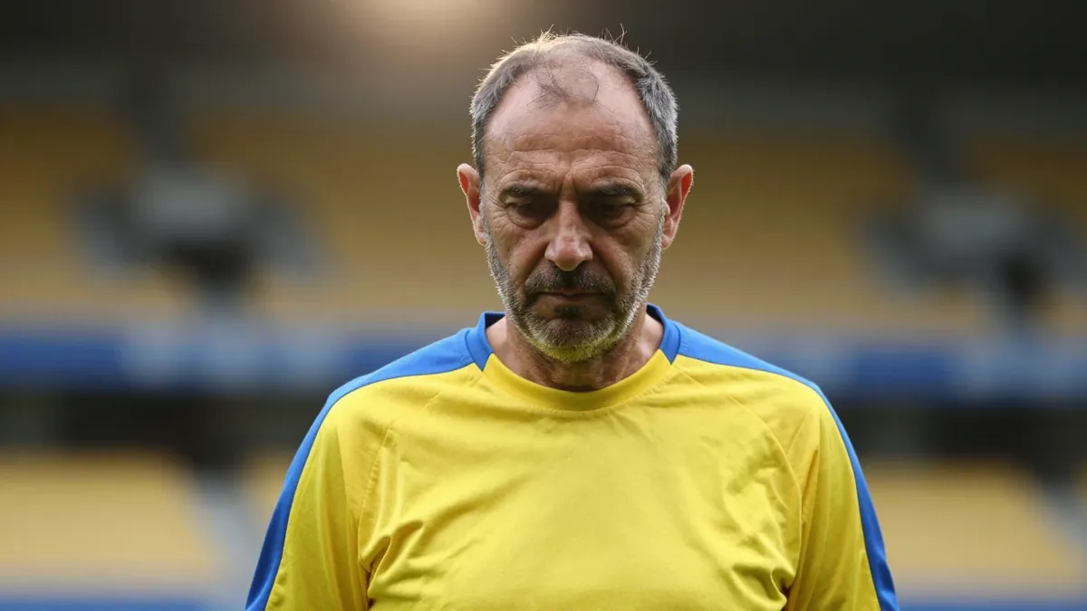 Caernarfon Town legend Darren Thomas has decided to terminate his contract and leave the club